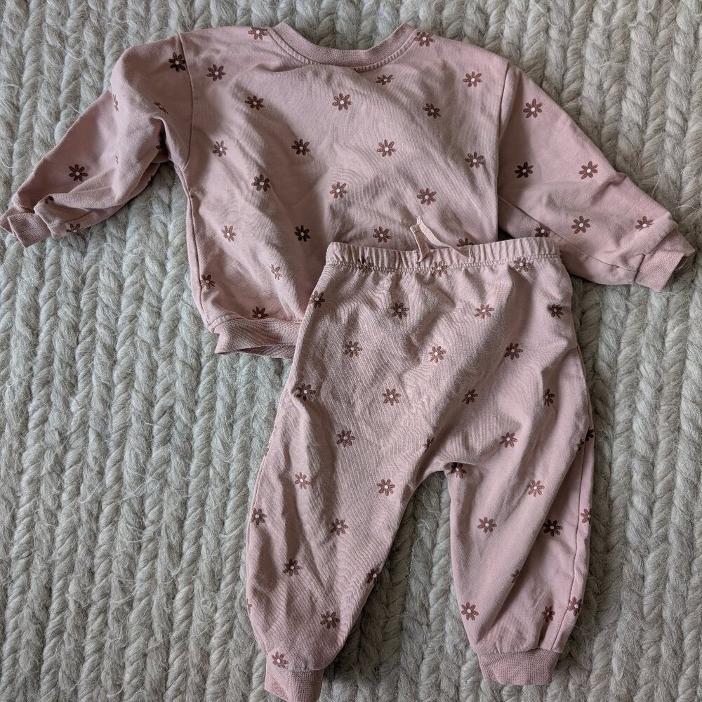 Quincy Mae Sweatshirt and Sweatpant Daises